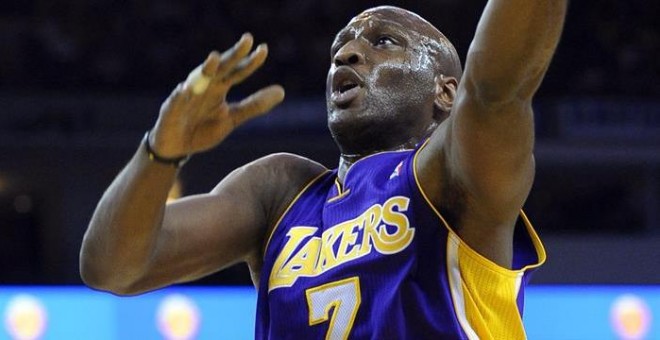 Lamar Odom, alero de Los Angeles Lakers, mientras controla el balón durante un partido contra los Golden State Warriors, en Oakland (Estados Unidos). EFE