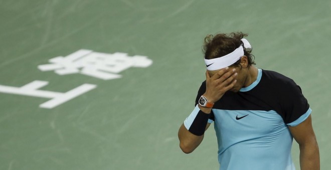 Nadal reacciona tras perder un punto ante Tsonga el torneo de tenis Masters de Shanghai en Shanghai. REUTERS