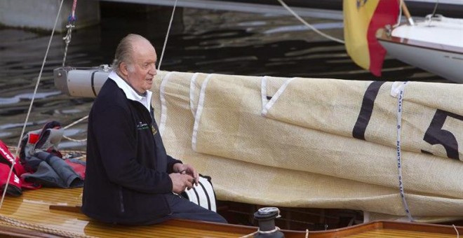 El rey Juan Carlos, a bordo del Ian, que rebautizará como 'Bribón'. SALVADOR BAS (EFE)
