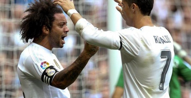 El defensa brasileño del Real Madrid Marcelo Vieira (i) celebra con el delantero portugués Cristiano Ronaldo (d) el gol que ha marcado, el primero del equipo frente al Levante, durante el partido de la octava jornada de la Liga de Primera División que se