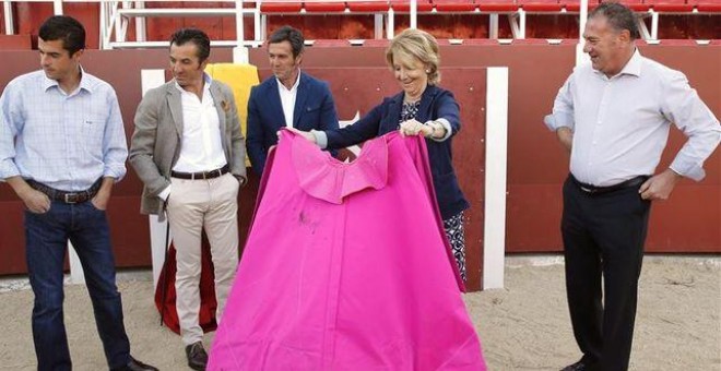 Foto de archivo de Esperanza Aguirre en la escuela de tauromaquia Marcial Lalanda de Madrid. / EFE