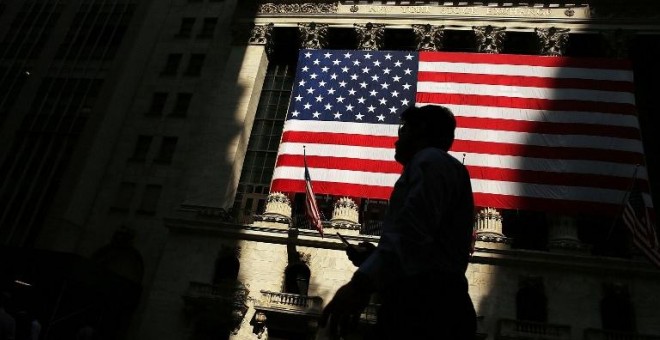 Una bandera de Estados Unidos en la Bolsa de Nueva York. - AFP
