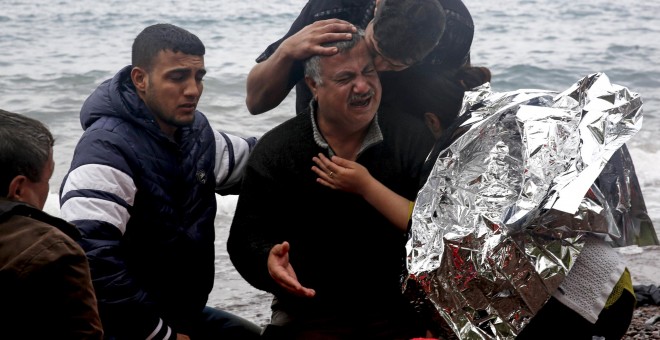 An Iraqi refugee mourns the loss of his 65-year old wife, following the arrival of the Iraqi refugee family on the Greek island of Lesbos in a dinghy after crossing a part of the Aegean Sea from the Turkish coast, October 16, 2015. According to the relati