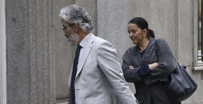 Juliana Fernández de la Cueva, senadora del PP, entra en el Supremo junto a su abogado. EFE