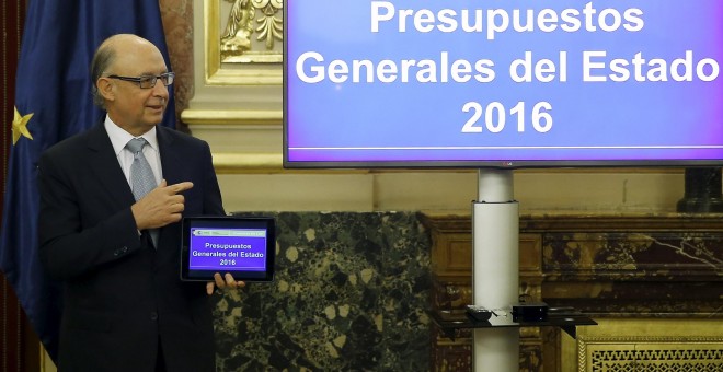 El ministro de Hacienda, Cristóbal Montoro, en la entrega en el Congreso de los Diputados del proyecto de Presupuestos del Estado para 2016. REUTERS