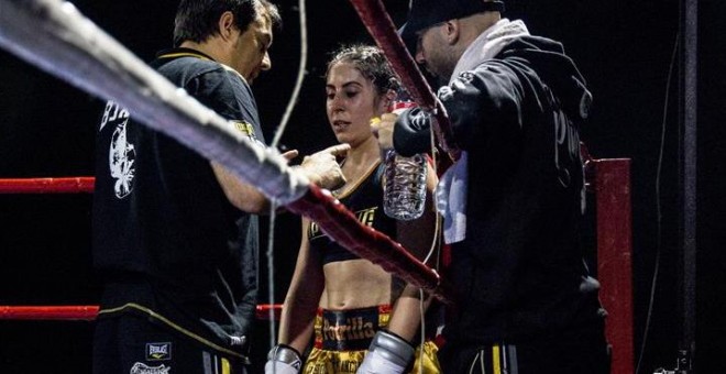 Marta Braña recibe instrucciones durante un combate en EEUU.