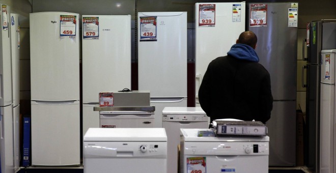 Un hombre en una tienda de electrodomésticos en Madrid. REUTERS