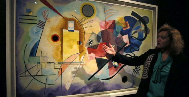 La comisaria Angela Lampe muestra la obra 'Gelb Rot Blau'  (1925), que forma parte de la muestra 'Kandinsky. Una retrospectiva' una de las mayores muestras monográficas que se han hecho en España de este pintor ruso. EFE/FERNANDO ALVARADO