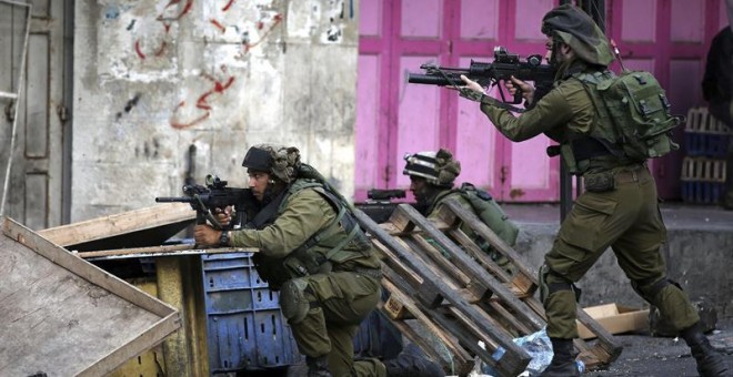 Soldados israelíes se preparan para disparar en la ciudad cisjordana de Hebrón. - EFE