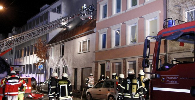 Bomberos trabajan en la extinción de un incendio en un edificio de viviendas en Berlín.- EFE