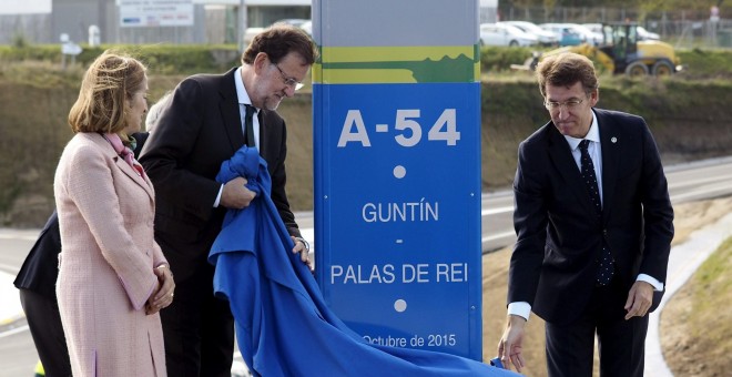 El presidente del Gobierno, Mariano Rajoy, acompañado por el presidente de la Xunta, Alberto Núñez Feijóo, y la ministra de Fomento, Ana Pastor, durante la inauguración de la puesta en servicio del tramo Gutín-Palas de Rei de la autovía A-54, en la provin