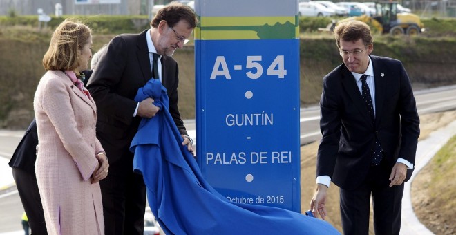 El presidente del Gobierno, Mariano Rajoy, acompañado por el presidente de la Xunta, Alberto Núñez Feijóo, y la ministra de Fomento, Ana Pastor, durante la inauguración de la puesta en servicio del tramo Gutín-Palas de Rei de la autovía A-54, en la provin
