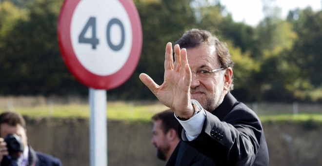 El presidente del Gobierno, Mariano Rajoy, tras asistir la puesta en servicio del tramo Gutín-Palas de Rei de la autovía A-54, en la provincia de Lugo. EFE/Eliseo Trigo