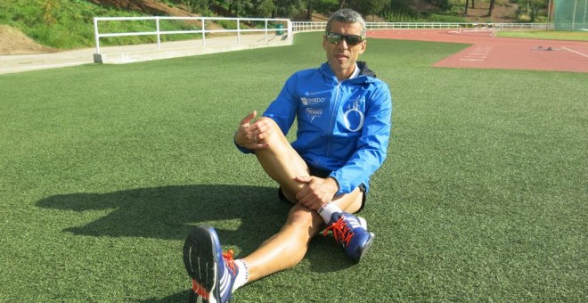 Alberto Suárez estira tras un entrenamiento previo al Mundial de Doha. /JORGE YUSTA