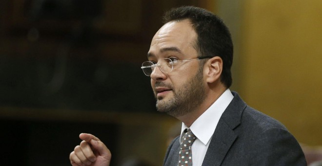 El portavoz del PSOE en el Congreso, Antonio Hernando, durante su intervención en el pleno del Congreso que ha aprobado los Presupuestos  para 2016. EFE/Paco Campos