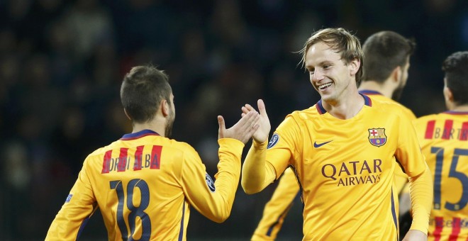 Rakitic celebra con JorDi Alba el primer gol ante el Bate.-REUTERS