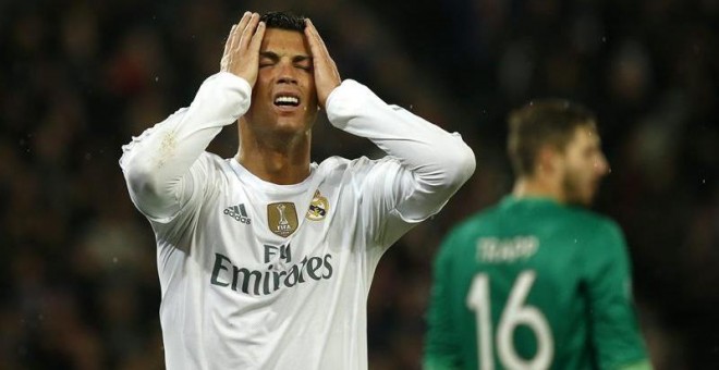 Cristiano Ronaldo se lamenta de una ocasión durante el partido del Real Madrid ante el PSG. - EFE