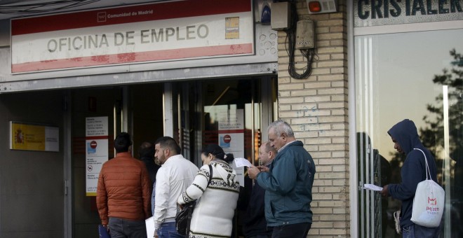 Cola de parados esperan para entrar en una oficina del Servicio Público de Empleo de la Comunidad de Madrid. REUTERS/Andrea Comas