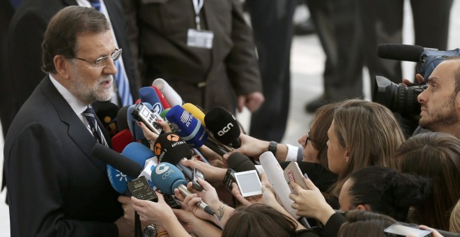 El presidente del Gobierno y del Partido Popular, Mariano Rajoy, atiende a los medios a su llegada  a la segunda jornada del congreso que el Partido Popular Europeo (PPE) celebra en Madrid. EFE/Juan Carlos Hidalgo