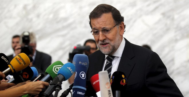 El presidente del Gobierno, Mariano Rajoy, atiende a los periodistas a su llegada al Congreso del PP Europeo que se celebra en Madrid. REUTERS/Andrea Comas