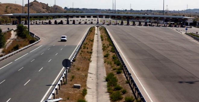 Una de las autopistas radiales de Madrid.- REUTERS