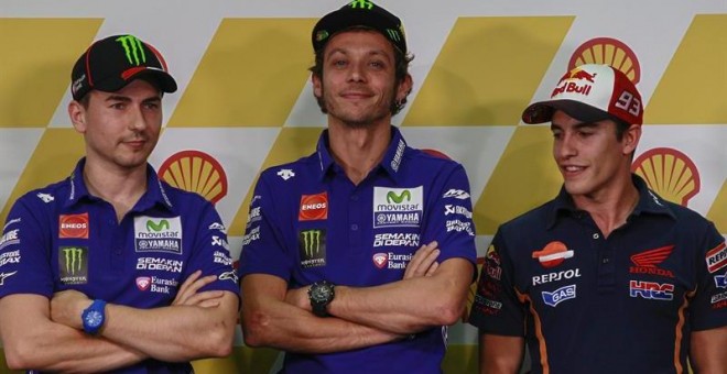 Valentino Rossi posa junto a Marc Márquez y Jorge Lorenzo en la rueda de prensa de Sepang. /EFE