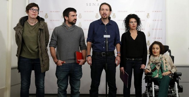 El secretario general de Podemos, Pablo Iglesias, junto a los senadores del partido, Pilar Lima, Ramón Espinar, Maribel Mora y Virginia Felipe. EFE/Javier Lizón