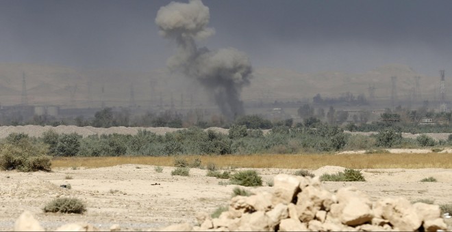 Columna de humo en Baiji, al norte de Bagdad, tras enfrentamientos entre fuerzas iraquíes y miembros del Estado Islámico. - REUTERS