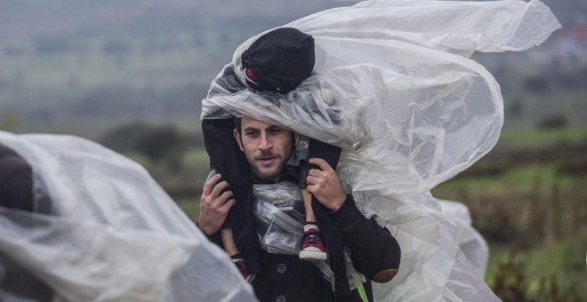 Los inmigrantes y refugiados caminan tras cruzar la frontera entre Macedonia serbia cerca del pueblo de Miratovac. AFP/Armend Nimani