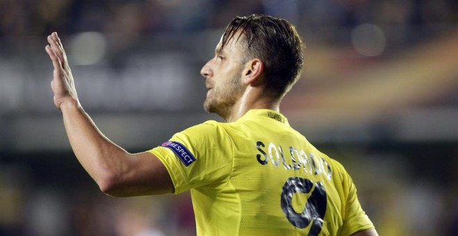 El delantero del Villarreal Roberto Soldado celebra el tercer gol. / EFE