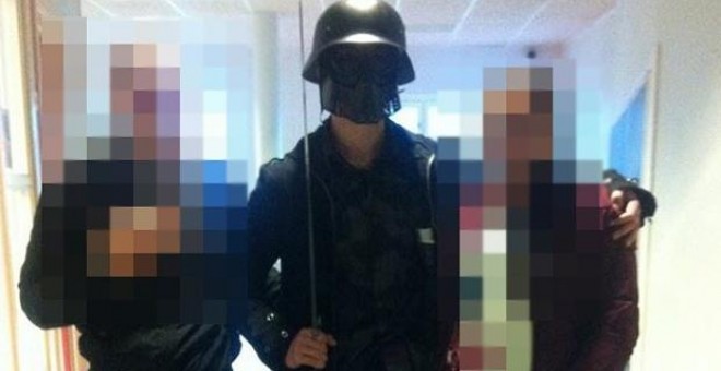 El agresor se fotografió antes del ataque con dos alumnos que creían que se trataba de una broma.