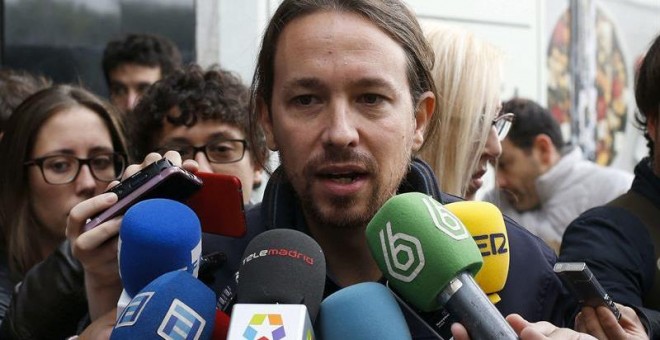 El líder de Podemos Pablo Iglesias, atiende a los medios a su llegada a la reunión, hoy en Madrid, de la dirección estatal del partido para analizar la estrategia electoral ante los comicios generales del 20D, así como las medidas y propuestas con las que