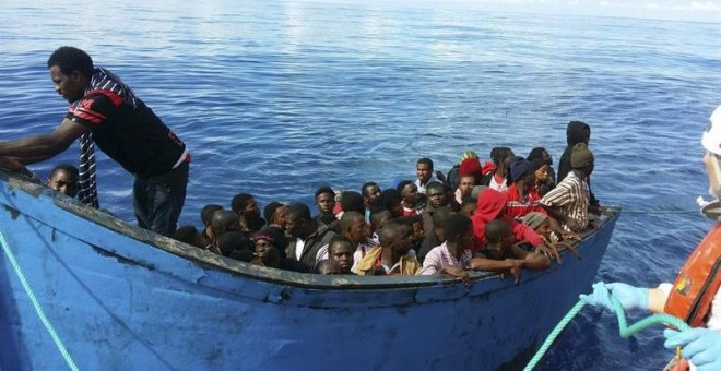 LAS PALMAS DE GRAN CANARIA, 24/010/2015.- Fotografía facilitada por Salvamento Marítimo del rescate de una nueva patera con 58 inmigrantes subsaharianos a bordo, hoy al sureste de Gran Canaria, y sus ocupantes conducidos al sur de la isla, después de que