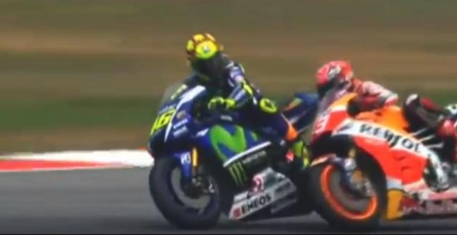 El italiano Valentino Rossi tira a Marc Márquez de la moto con una patada