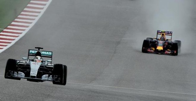 El piloto británico Lewis Hamilton, seguido por el ruso Daniil Kvyat, en el Gran Premio de EEUU en Austin, Tejas. EFE/EPA/LARRY W. SMITH