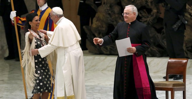 El Papa recibiendo a la cantante Maria Jose Santiago.- REUTERS.