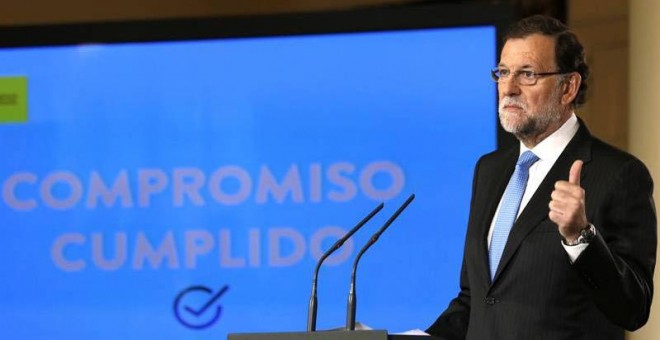 El presidente del Gobierno, Mariano Rajoy, durante la rueda de prensa posterior a la reunión extraordinaria del Consejo de Ministros, celebrada este lunes en en el Palacio de La Moncloa. / SERGIO BARRENECHE (EFE)