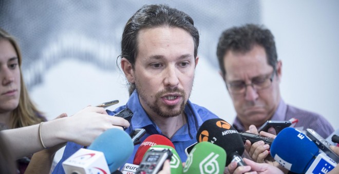 El secretario general de Podemos, Pablo Iglesias, atiende a los medios de comunicación en la sede del partido.- PODEMOS/DANI GAGO