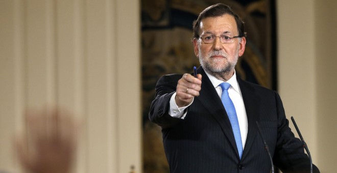 El presidente del Gobierno, Mariano Rajoy, durante la rueda de prensa posterior a la reunión extraordinaria del Consejo de Ministros, celebrada hoy en en el Palacio de La Moncloa, en la que se ha aprobado el Real Decreto de convocatoria de las elecciones