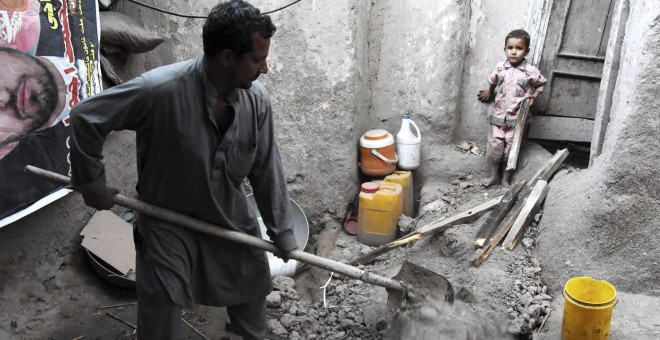Un hombre retira los escombros de su casa de Jalalabad, provincia de Nangarhar, Afganistán, tras el terremoto de 7,5 que ha sacudido el país. EFE