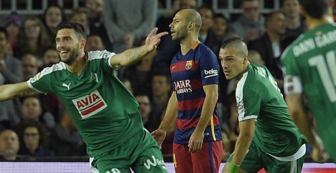 Mascherano se lamenta del gol marcado por el Eibar ayer en el Camp Nou. /AFP