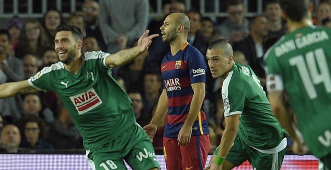 Mascherano se lamenta del gol marcado por el Eibar ayer en el Camp Nou. /AFP