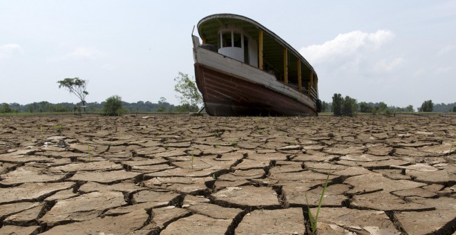 La sequía ha dejado así el río Amazonas a su paso por Manaus / . BRUNO KELLY (REUTERS)