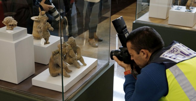Algunas de las 49 piezas arqueológicas de arte precolombino recuperadas en la operación Florencia.- EFE