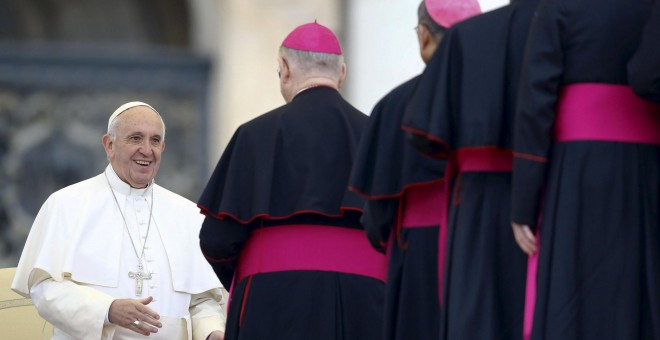 Francisco saluda a los obispos durante la audiencia semanal en la Plaza de San Pedro en el Vaticano. REUTERS/Stefano Rellandini
