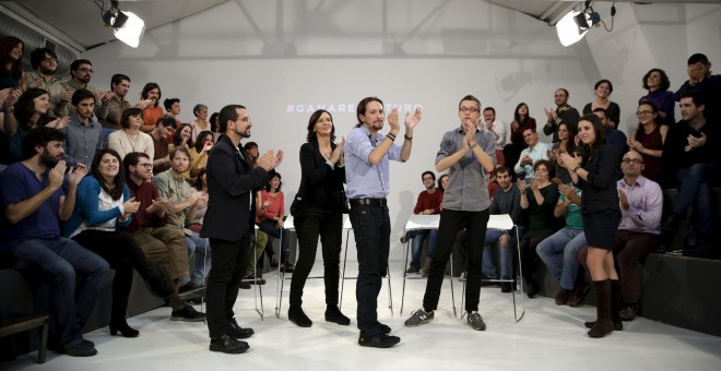 El secretario general  de Podemos, Pablo Iglesias, con el director de campaña, Iñigo Errejón, la coordinadora de Programa, Carolina Baescansa, el secretario de Organización, Sergio Pascual, y la secretaria de Coordinación de Areas, Irene Montero, en la pr