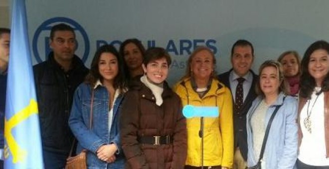 La presidenta del PP asturiano,Mercedes Fernández, junto al alcalde de Cangas de Onís, José Manuel González, diputadas y varios de los asistentes. -PP Asturias