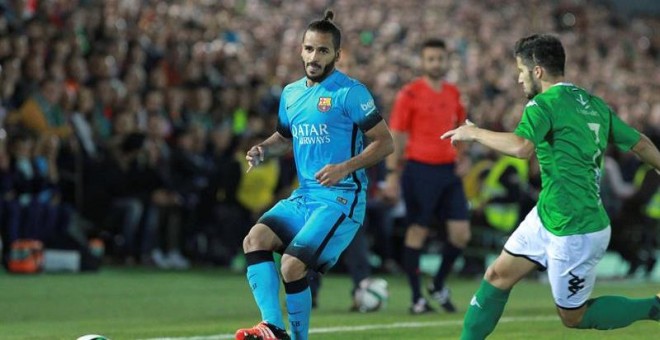 El defensa brasileño del F. C. Barcelona, Douglas Pereira (i), golpea el balón ante el delantero del Villanovense, Calatrava.- EFE / Jero Morales.