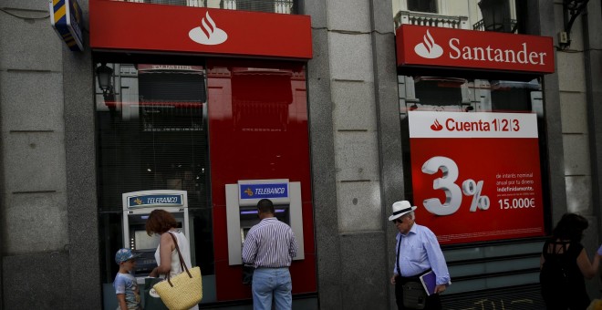 Una oficina del Banco Santander en Madrid. REUTERS