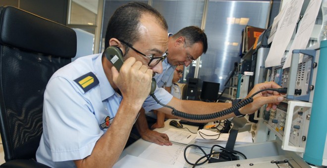 Operarios del Ejercito del Aire, en el centro coordinador de salvamento de Gando (Las Palmas de Gran Canaria), durante la organización del rescate al helicóptero que cayó al mar el pasado jueves. EFE/G.Pasamontes